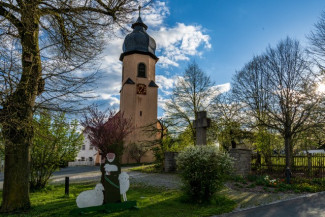 Kirche in Isaar bei Abendlicht