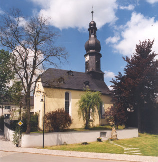 Außenansicht der Kirche zu Münchenreuth mit Kirchmauer