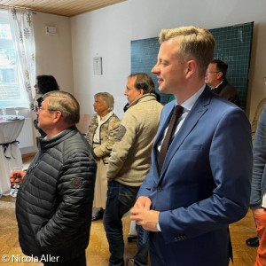 Landrat Oliver Bär unter den Gläubigen im Alten Schulhaus in Kautendorf